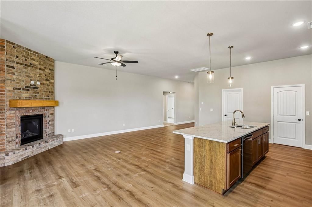 1644 N 157th Lane — photo 4