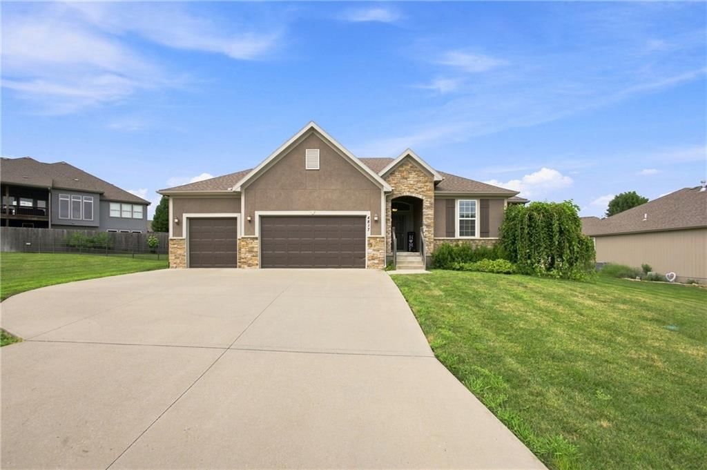 4817 SW Marguerite Street, Blue Springs, MO: listing photo 3