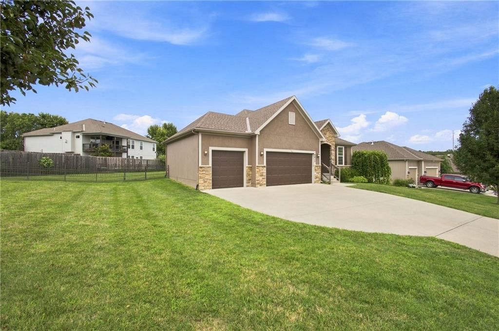 Photo 4 of 74 - 4817 SW Marguerite Street, Blue Springs, MO 64015