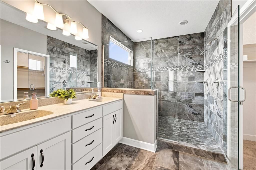 Photo 38 of 74 - 4817 SW Marguerite Street, Blue Springs, MO 64015