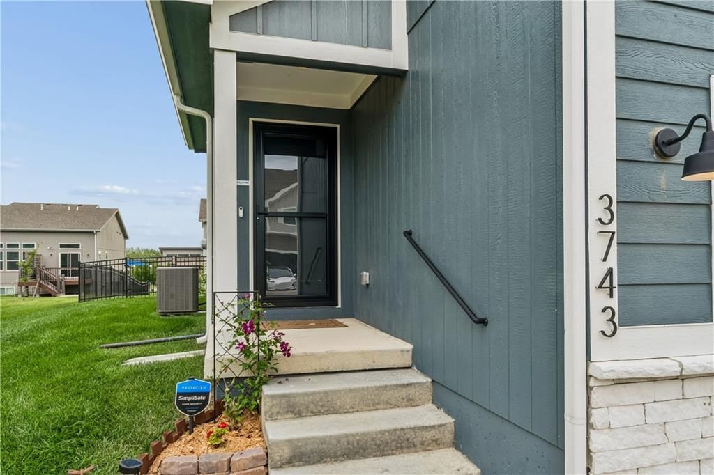 3743 SW Clayton Place — photo 2