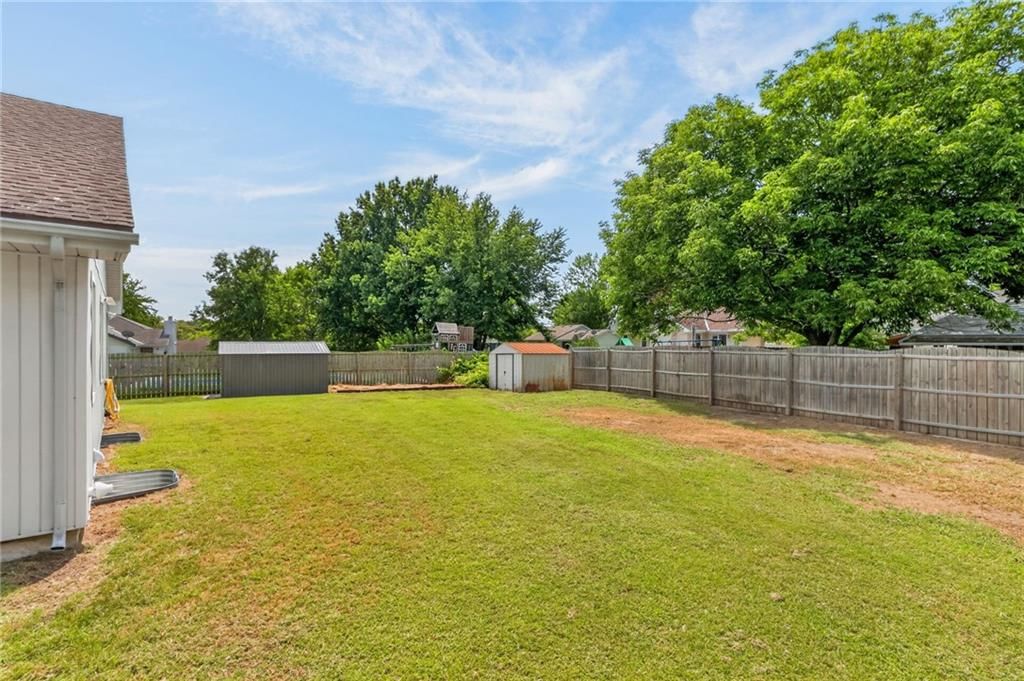 1120 NE Banner Drive — photo 5