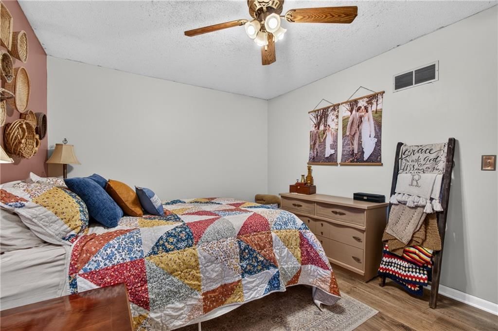 302 N Clark Street — photo 18