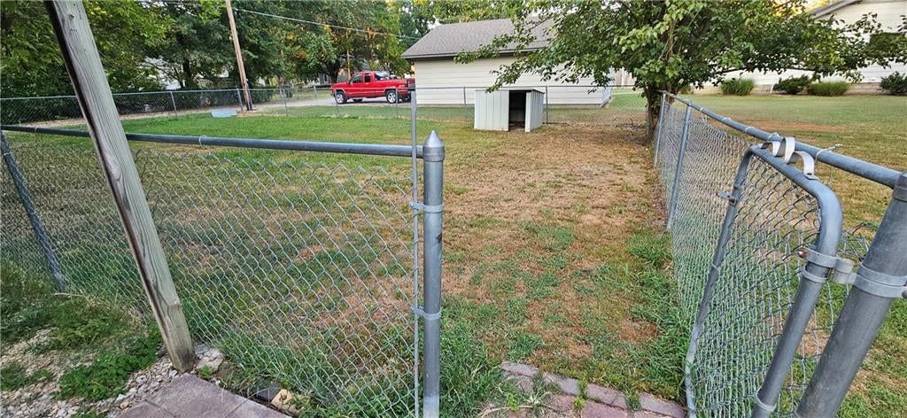 913 E 5th Street — photo 18