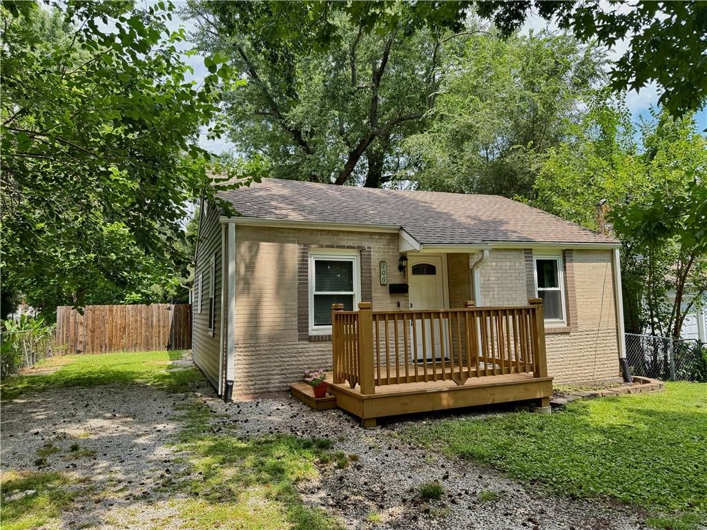 106 NE Ash Street — photo 1