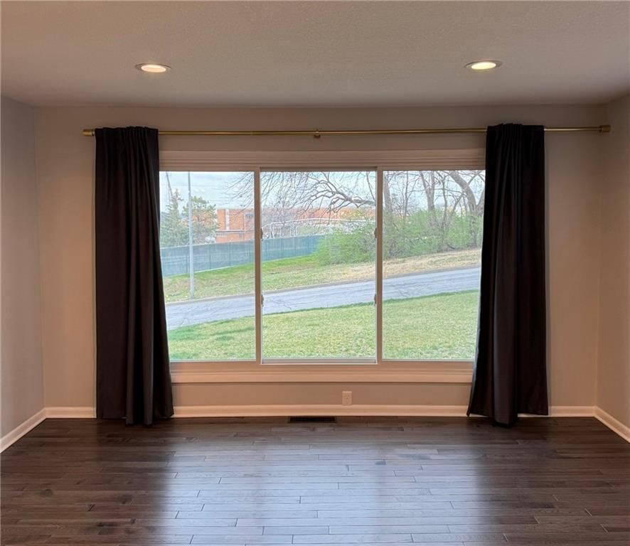 Photo 5 of 25 - 5605 W 49th Street, Mission, KS 66202
