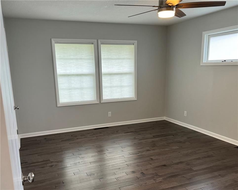Photo 9 of 25 - 5605 W 49th Street, Mission, KS 66202
