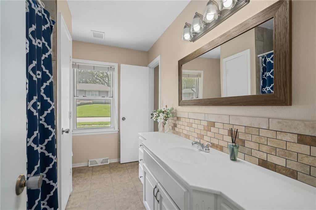 1833 N York Street — photo 13