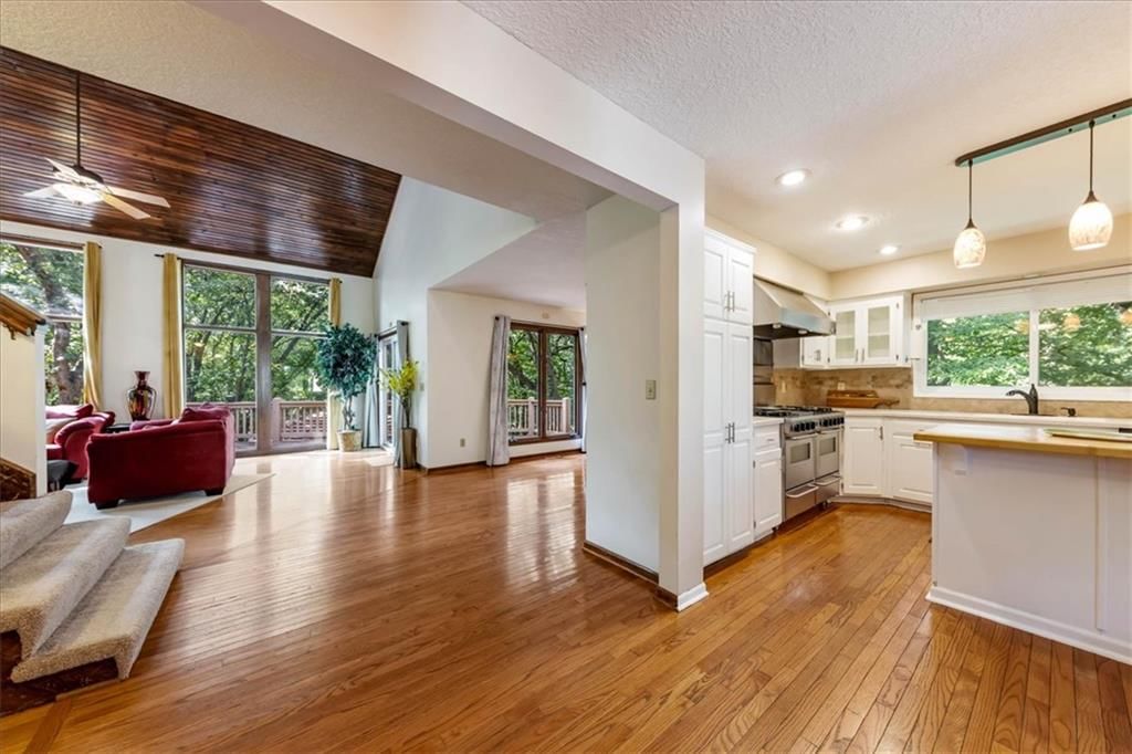 Photo 5 of 51 - 15421 Kansas Avenue, Basehor, KS 66007