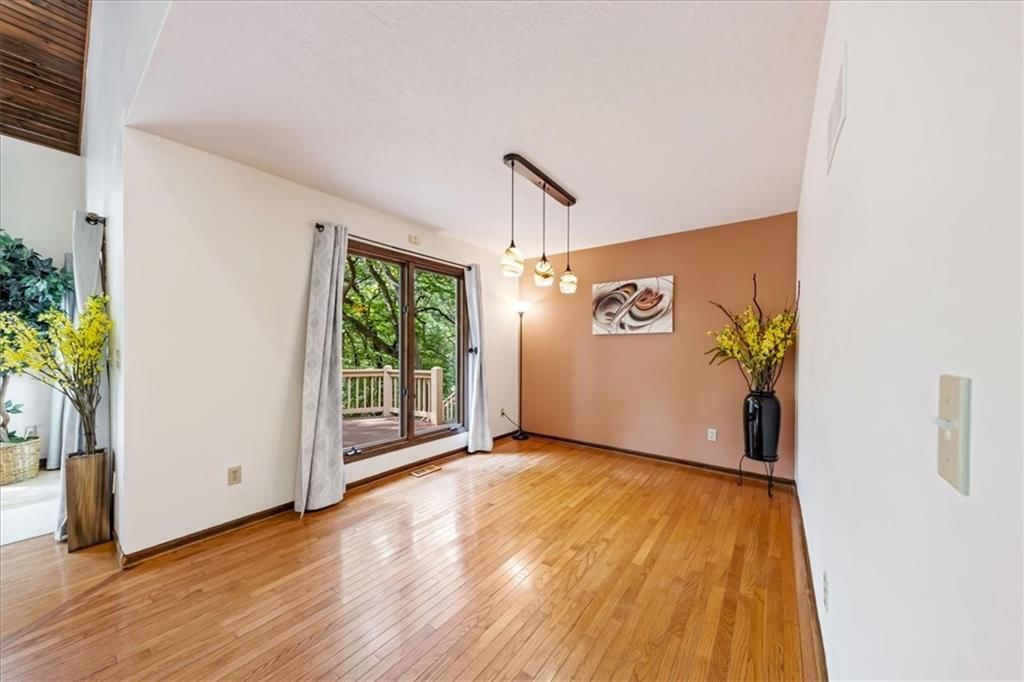 Photo 17 of 51 - 15421 Kansas Avenue, Basehor, KS 66007