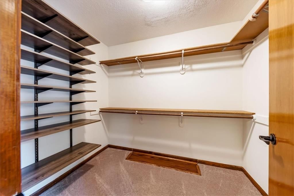 Photo 22 of 51 - 15421 Kansas Avenue, Basehor, KS 66007