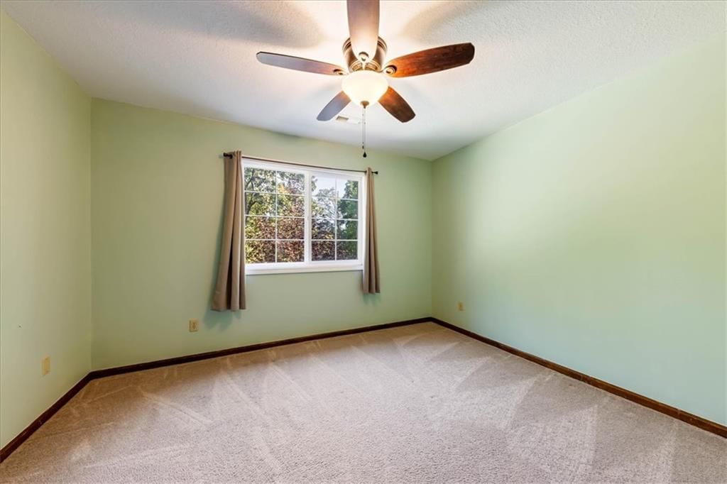 Photo 27 of 51 - 15421 Kansas Avenue, Basehor, KS 66007