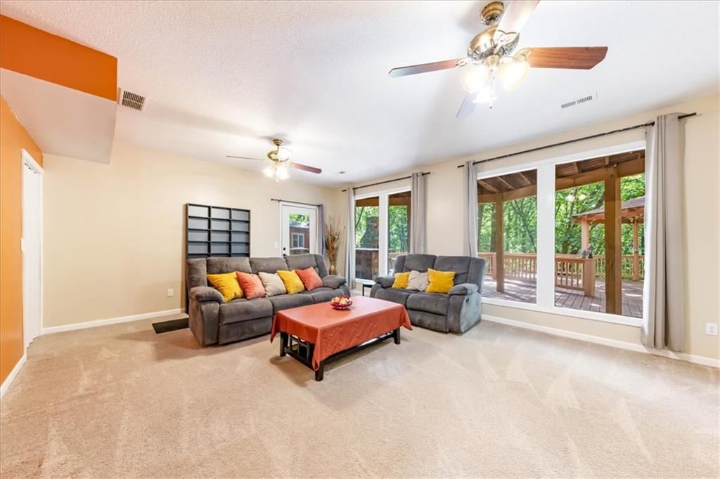 Photo 32 of 51 - 15421 Kansas Avenue, Basehor, KS 66007