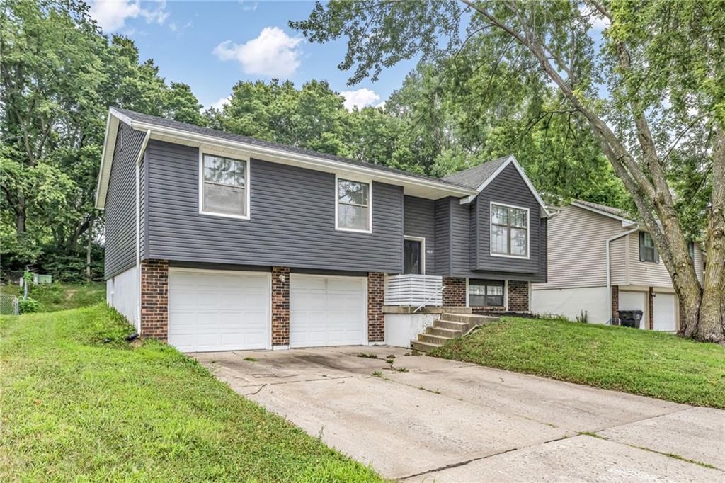 Photo 2 of 29 - 1405 N Millburn Avenue, Independence, MO 64056