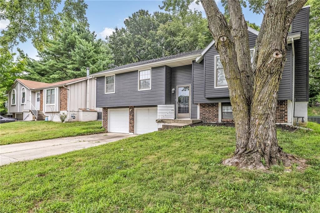Photo 3 of 29 - 1405 N Millburn Avenue, Independence, MO 64056