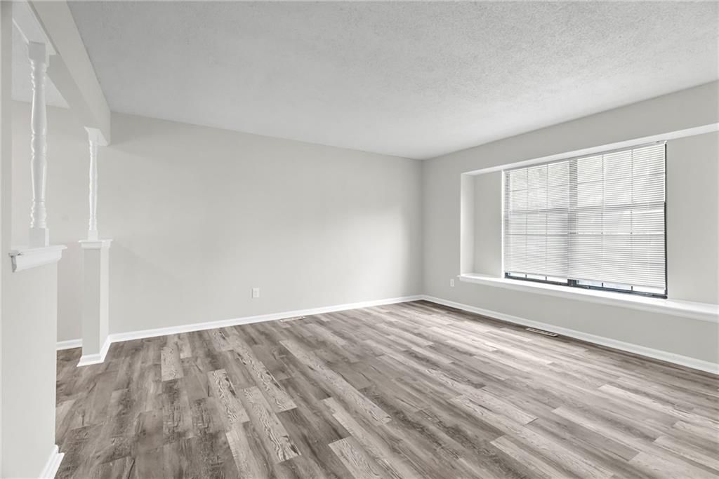 Photo 4 of 29 - 1405 N Millburn Avenue, Independence, MO 64056