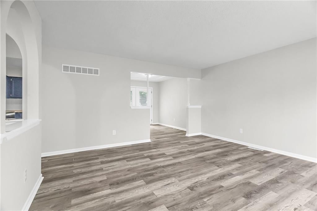 Photo 5 of 29 - 1405 N Millburn Avenue, Independence, MO 64056