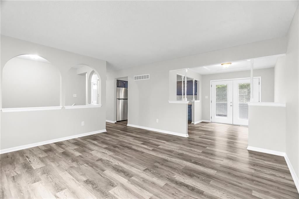 Photo 6 of 29 - 1405 N Millburn Avenue, Independence, MO 64056