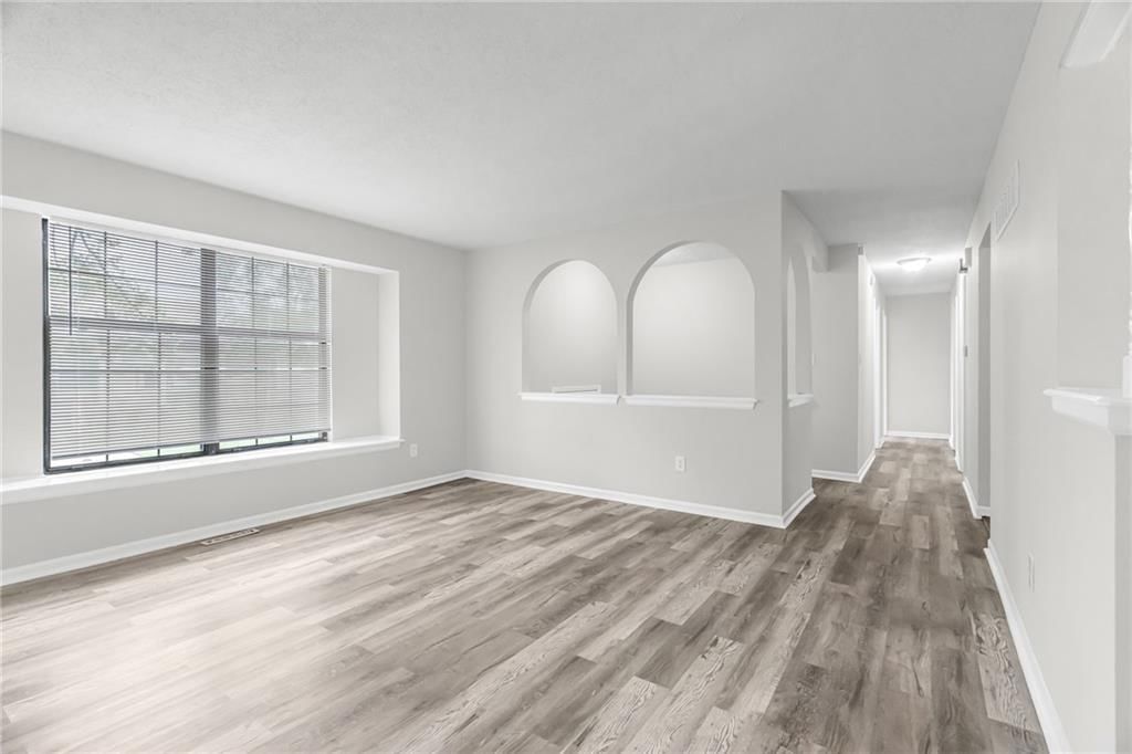 Photo 7 of 29 - 1405 N Millburn Avenue, Independence, MO 64056