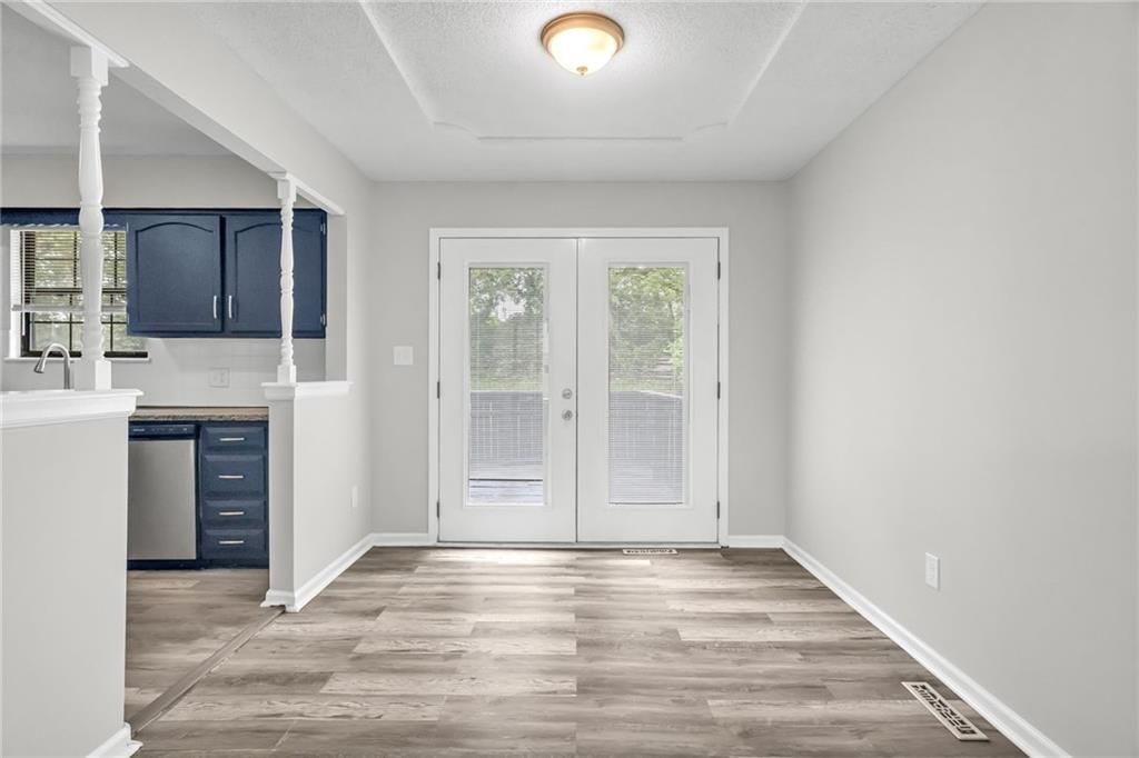 Photo 8 of 29 - 1405 N Millburn Avenue, Independence, MO 64056