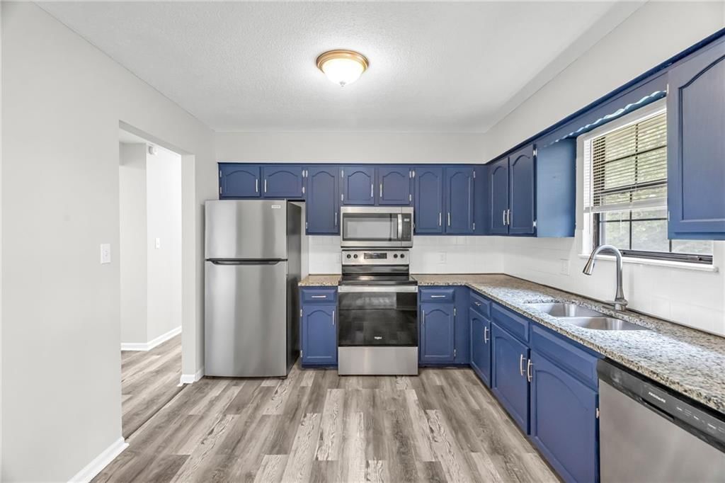 Photo 10 of 29 - 1405 N Millburn Avenue, Independence, MO 64056