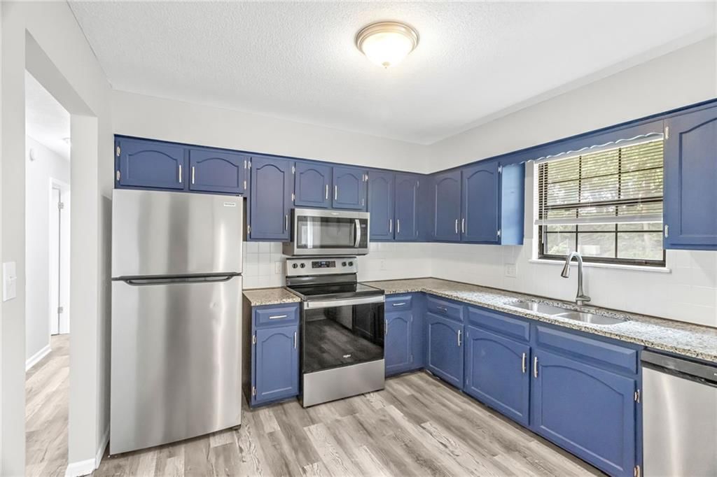 Photo 11 of 29 - 1405 N Millburn Avenue, Independence, MO 64056