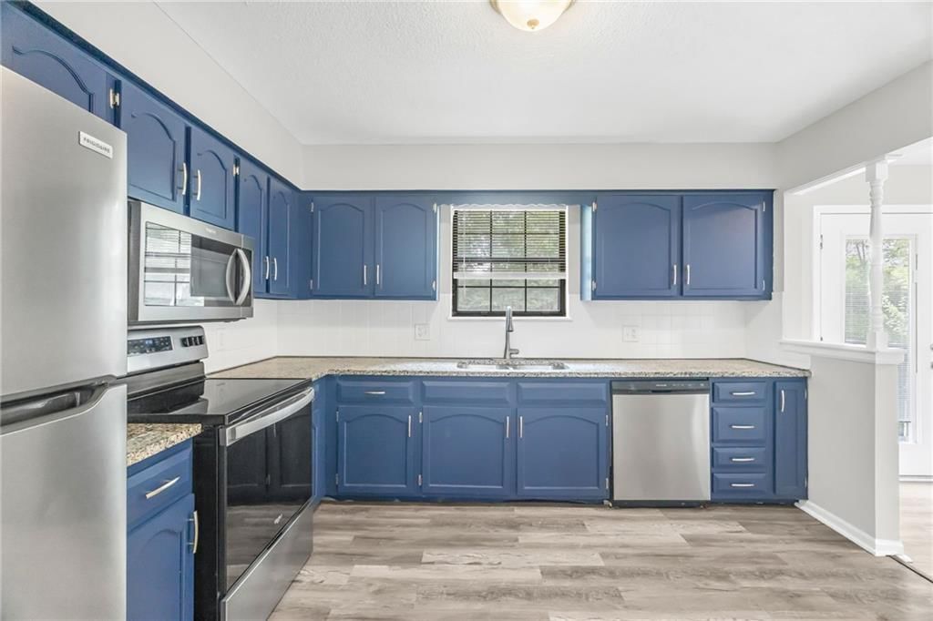 Photo 12 of 29 - 1405 N Millburn Avenue, Independence, MO 64056