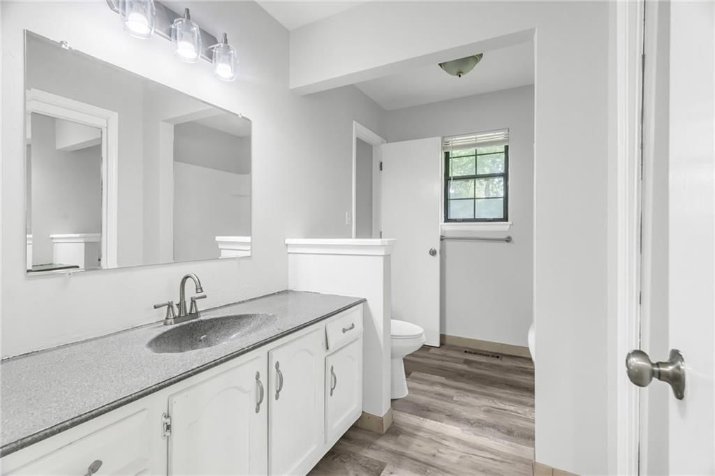 Photo 13 of 29 - 1405 N Millburn Avenue, Independence, MO 64056