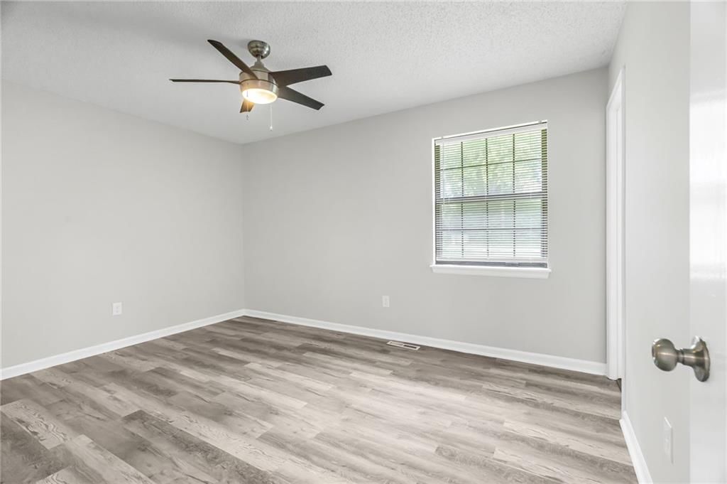 Photo 14 of 29 - 1405 N Millburn Avenue, Independence, MO 64056