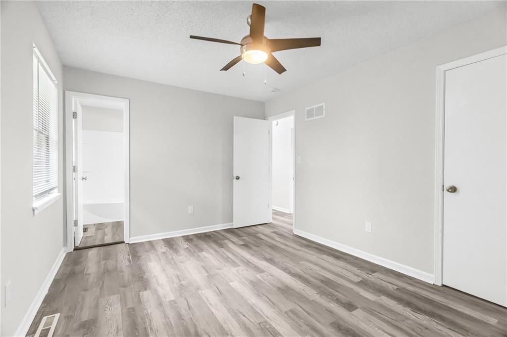 Photo 15 of 29 - 1405 N Millburn Avenue, Independence, MO 64056