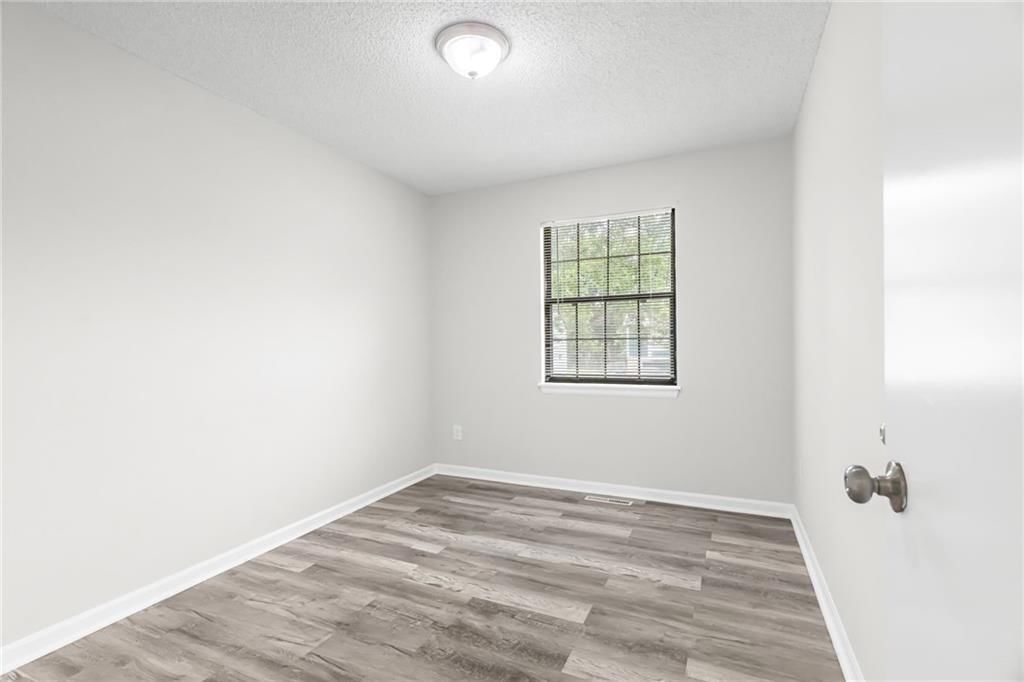 Photo 16 of 29 - 1405 N Millburn Avenue, Independence, MO 64056