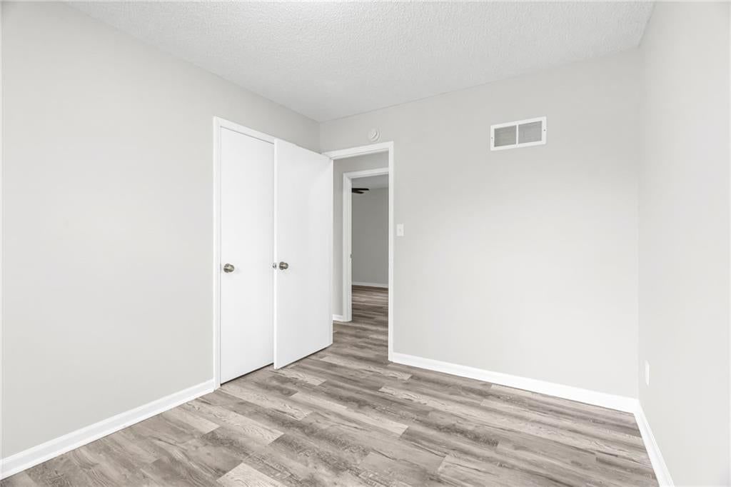 Photo 17 of 29 - 1405 N Millburn Avenue, Independence, MO 64056