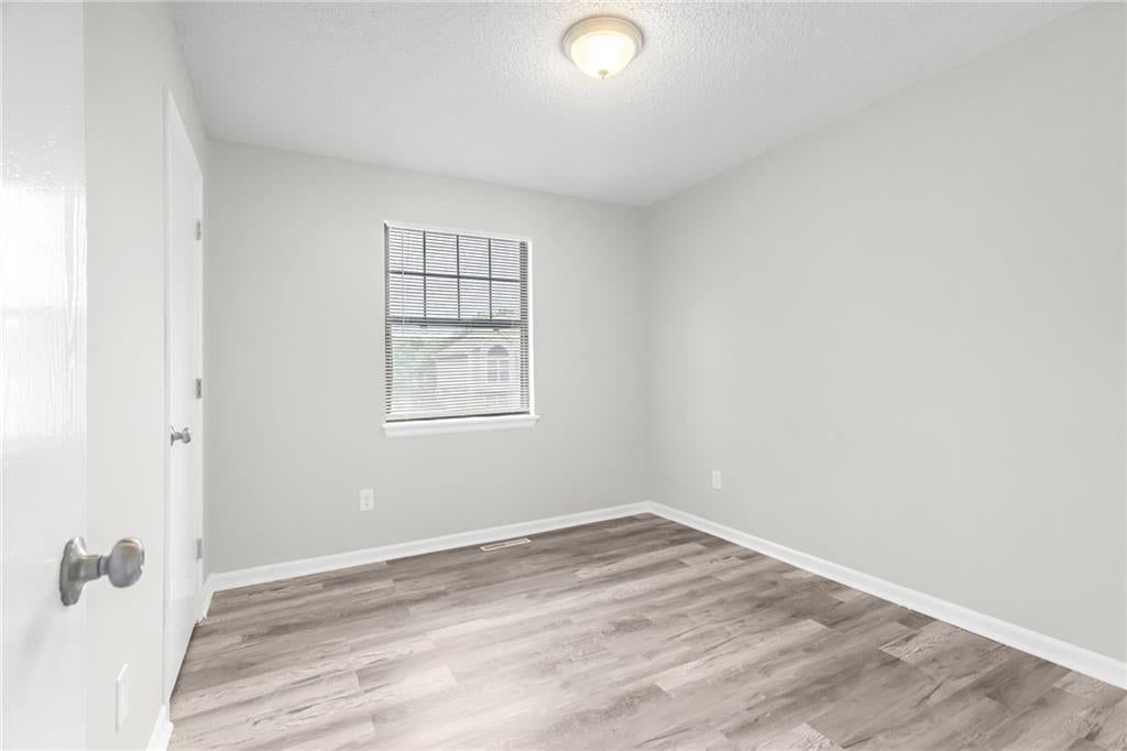 Photo 18 of 29 - 1405 N Millburn Avenue, Independence, MO 64056