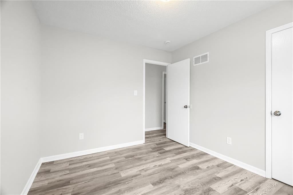 Photo 19 of 29 - 1405 N Millburn Avenue, Independence, MO 64056