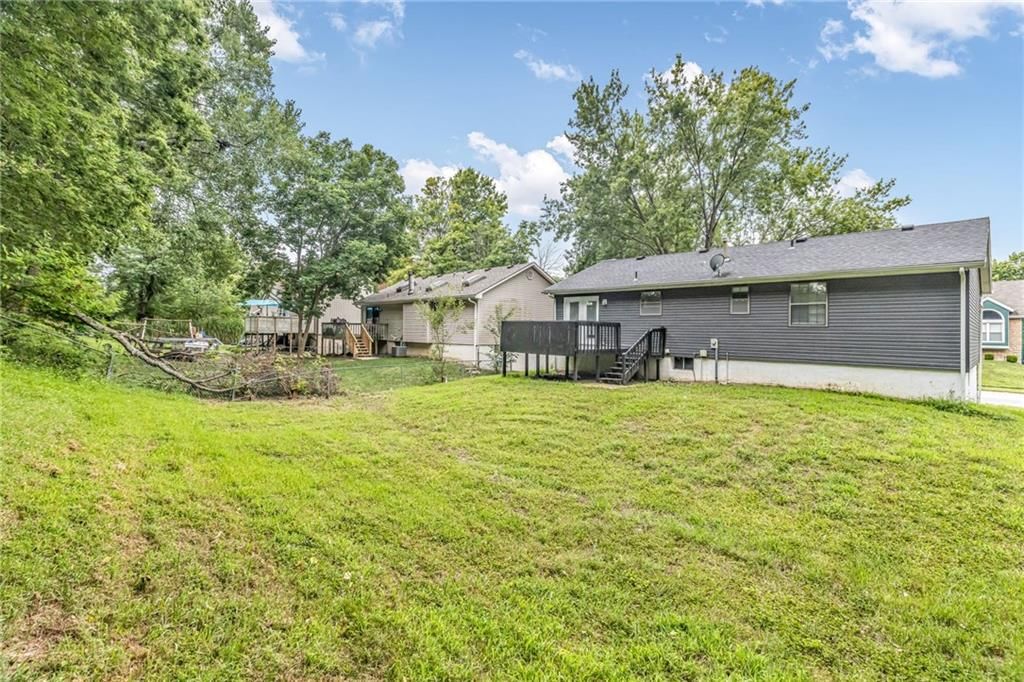 Photo 25 of 29 - 1405 N Millburn Avenue, Independence, MO 64056
