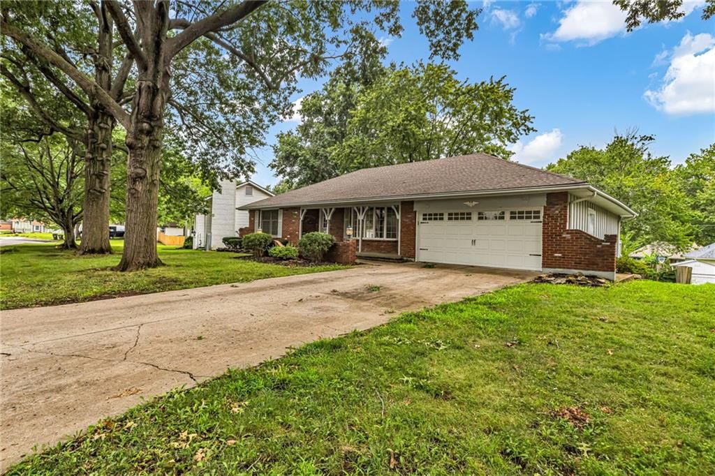 1235 SW Horizon Drive, Blue Springs, MO