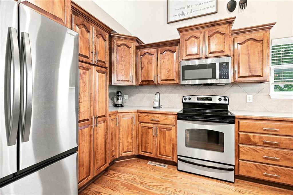 Photo 15 of 40 - 906 SW Bobcat Street, Oak Grove, MO 64075