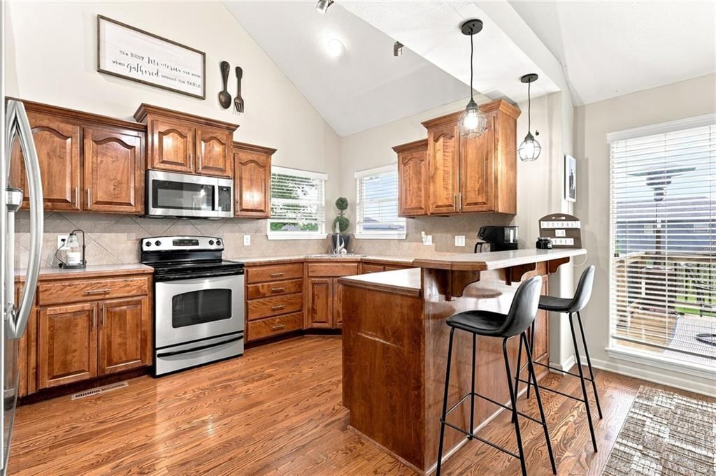 Photo 12 of 40 - 906 SW Bobcat Street, Oak Grove, MO 64075