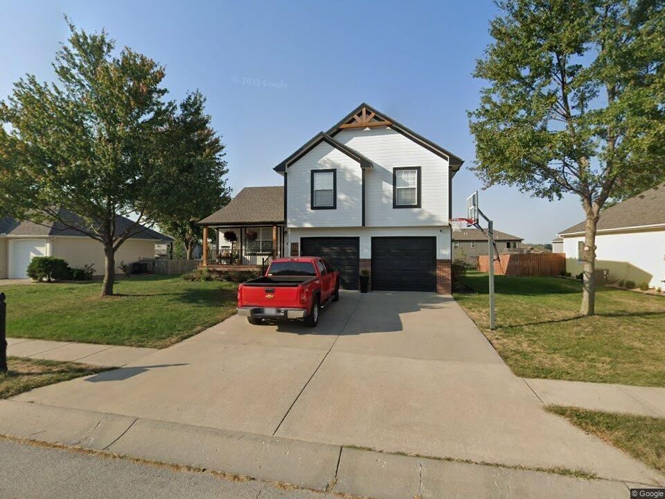 Photo 1 of 40 - 906 SW Bobcat Street, Oak Grove, MO 64075