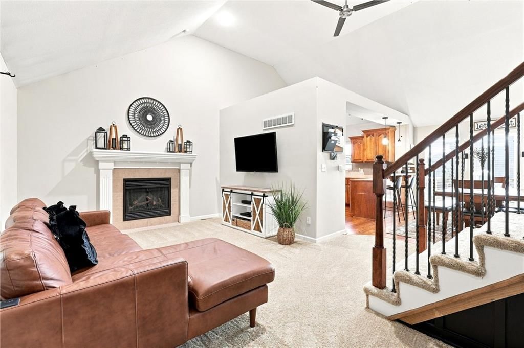 Photo 5 of 40 - 906 SW Bobcat Street, Oak Grove, MO 64075
