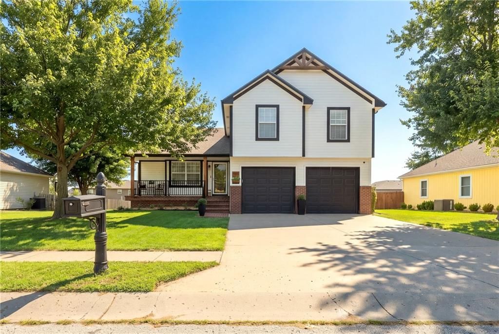 Photo 2 of 40 - 906 SW Bobcat Street, Oak Grove, MO 64075