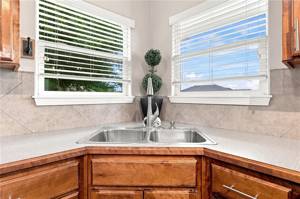 Photo 16 of 40 - 906 SW Bobcat Street, Oak Grove, MO 64075