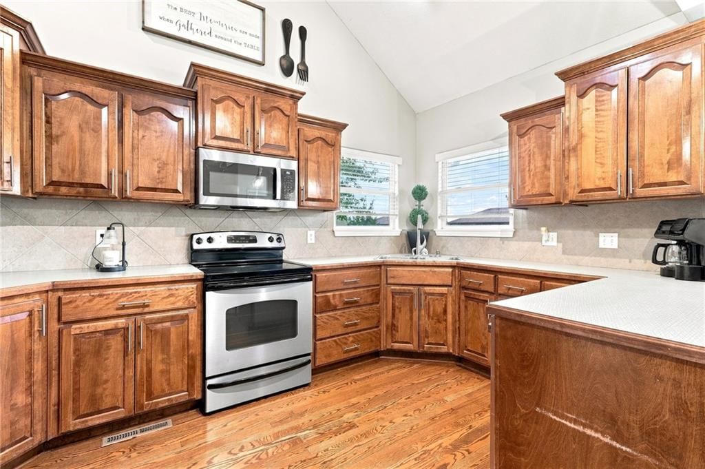 Photo 14 of 40 - 906 SW Bobcat Street, Oak Grove, MO 64075