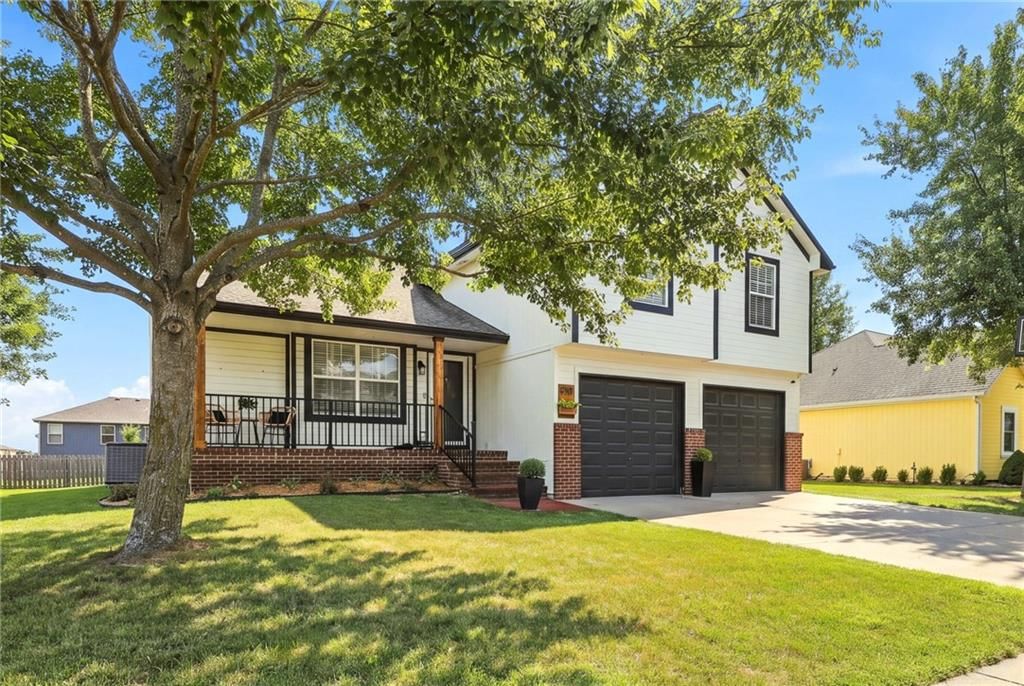 Photo 3 of 40 - 906 SW Bobcat Street, Oak Grove, MO 64075