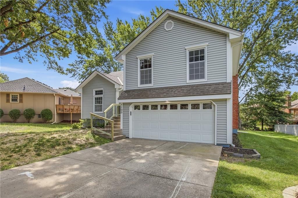Photo 2 of 39 - 1103 SE 5th Terrace, Lee's Summit, MO 64063