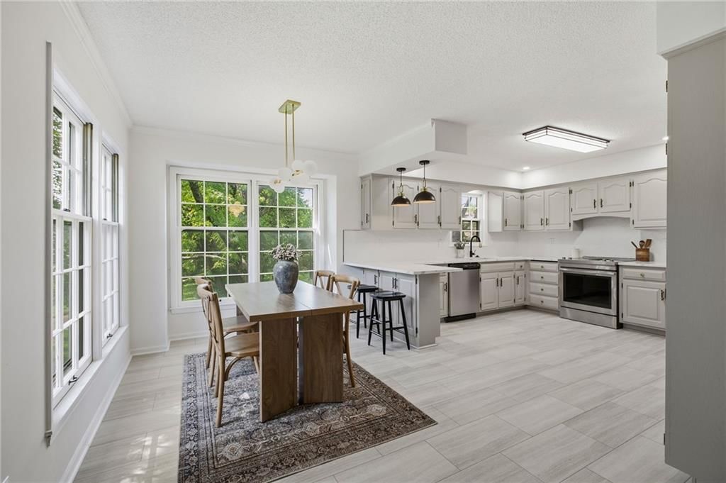 Photo 10 of 39 - 1103 SE 5th Terrace, Lee's Summit, MO 64063