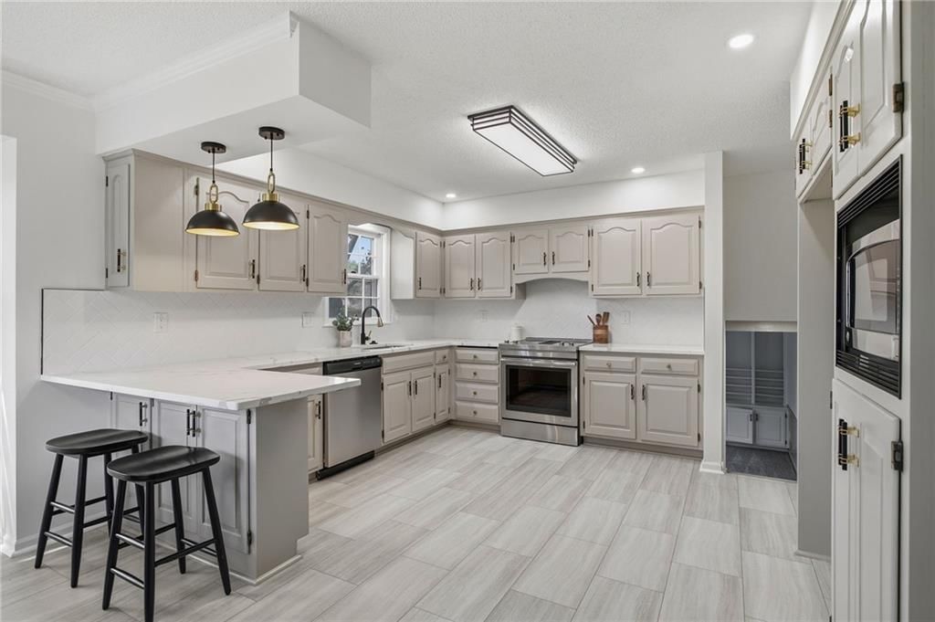 Photo 12 of 39 - 1103 SE 5th Terrace, Lee's Summit, MO 64063