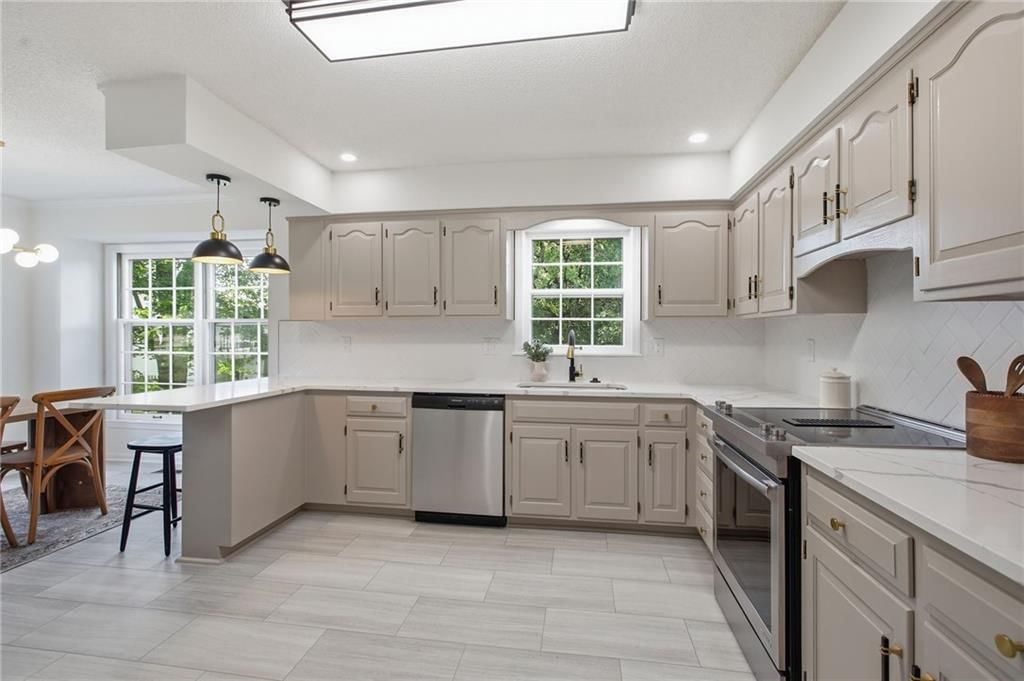 Photo 13 of 39 - 1103 SE 5th Terrace, Lee's Summit, MO 64063