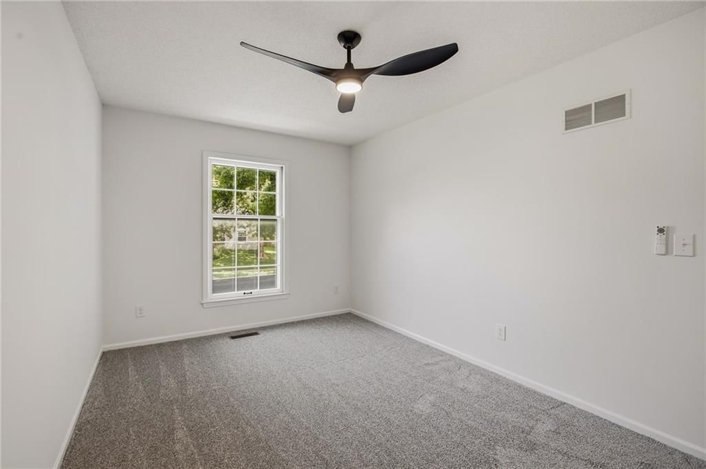 Photo 23 of 39 - 1103 SE 5th Terrace, Lee's Summit, MO 64063