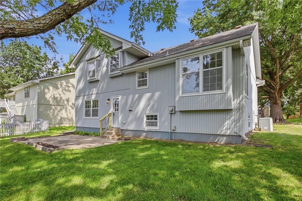 Photo 35 of 39 - 1103 SE 5th Terrace, Lee's Summit, MO 64063
